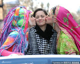 组图：玛丽昂亮相哈佛戏剧巡礼 被反串演员亲吻