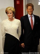 组图：威廉凯特庆纸婚推蜡像 戴安娜蜡像首披红装