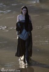 组图：《暮光》女主角新片扮公主 遭喷水露半球