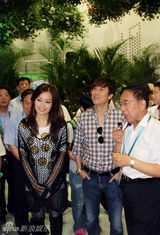 幻灯组图：解小东容祖儿现身世博 共唱《生命阳光》