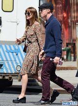 组图：犯二停不下来!卷福约会用纸巾遮面防偷拍