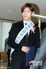 组图：东方神起昌珉出席纳税活动正装帅气