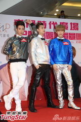 组图：JPM元旦赴港受惊吓 被女粉丝前后夹抱