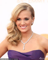 组图：乡村小天后凯莉-安德伍德亮相艾美红毯