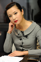 幻灯图：徐静蕾成客座主编 尝试安吉丽娜朱莉造型