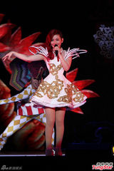 组图：S.H.E台湾演唱会第二场 ELLA风骚秀裸背