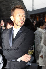 组图：马艳丽爱戴捧场时装秀 偶遇球星中田英寿