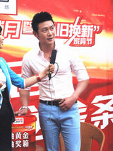 组图：陆毅空降太原遇粉丝围追  武警出动护驾