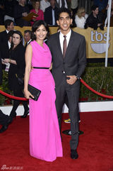 组图：19届演员工会奖举行 女星各色长裙PK红毯