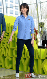 组图：赵仁成韩孝珠休闲亮相活动 比可爱剪刀手