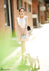 组图：樊蕊杂志街拍大片 清新淡雅享受夏日时光