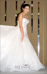 组图：韩女星玄英举行婚礼发布会与男友成婚