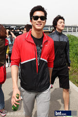 组图：韩星朴真熙夏石镇等参与汉江徒步大会