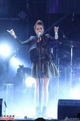 组图：A-Lin落泪小宇忙救场 信旋风登台引高潮