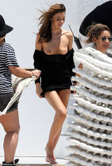 组图：米兰达拍写真秀香肩 黑裙滑落胸部失守