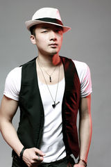 组图：张枫新曲玩神秘 “内地版Rain”小眼放电