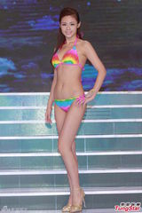 组图：港姐决赛前泳装亮相 上届冠军模拟戴后冠
