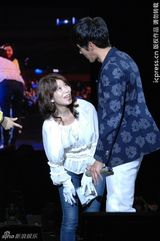 高清组图：玄彬上海开唱 与粉丝合影自拍乐陶陶