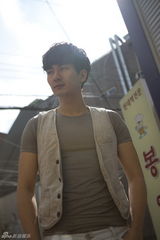 组图：金钟勋春末简约风格街拍秀潮男气质