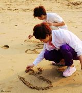 高清组图：BOBO新歌花絮照曝光 海边画沙不亦乐乎