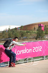 组图：刘德华伦敦频频卖萌 称无人偷拍很开心