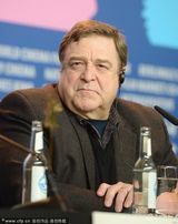 组图：《古迹卫士》克鲁尼与马特达蒙搭肩搞怪