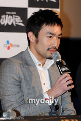 组图：杨东根韩彩雅出席新剧《Hero》发布会