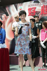 组图：众星宣传《好心作怪》胸贴胸夹汽球