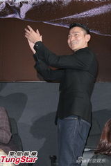 组图：叶德娴演唱会台上宽衣 刘德华许志安捧场