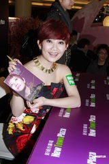 组图：梁静茹签唱会性感迷人 不急造人事业为重 