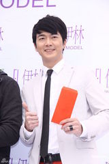 组图：伊林新春开工团拜 蔡淑臻李沛旭情侣档同台