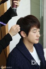 组图：朴施厚《香气》曝后台花絮照秀嫩肤帅气