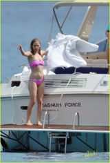 高清组图：艾薇儿海边度假 穿性感比基尼怒竖中指