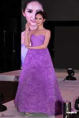 组图：何傲儿出席婚纱展任模特 笑言自己会迟婚