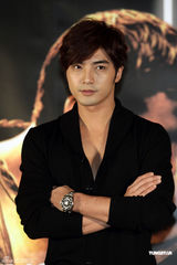 组图：性感型男贺军翔露胸肌 自曝期中考得满分