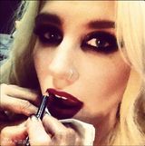 组图：钱妞全裸素颜刷牙搞怪 自拍秀烈焰红唇