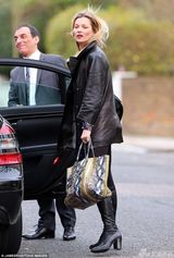 组图:凯特-莫斯皮衣红唇出街 时尚一姐秀发乱飞