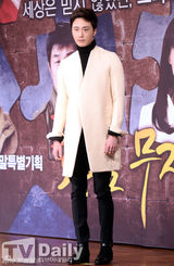 组图：韩星UEE丁一宇《黄金彩虹》牵手励志