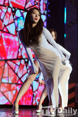 组图：宋智孝Gary助阵颁奖 女团性感热唱