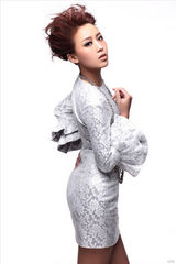 组图：佘曼妮写真露曲线展现轻熟女魅力