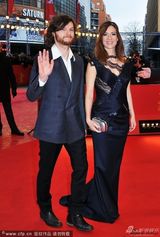 组图：《因何之名》柏林首映 女导演高贵迷人