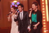 组图：谭咏麟关心妍台上合唱 众星现身无线电视城