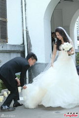 组图：张震大婚献吻娇妻 亲手为新娘提裙摆