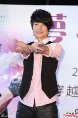 组图：李佳峰大展魔术秀 瞬间移动穿越冬山河