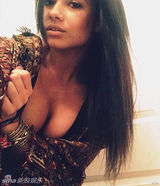 组图：人妻赴比伯新居缠绵晒床照搔首弄姿