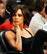 高清：辣妹新发型亮相大翘不雅二郎腿 铁面监管小贝