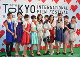 组图：东京电影节开幕群星亮相 小怪兽闹绿毯