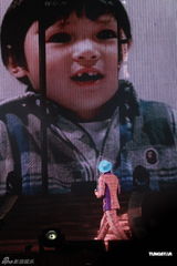 组图：张智霖个唱动情流泪 郭富城张柏芝助阵 