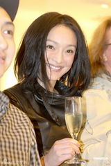 组图：周迅低调现身为品牌代言 展露精灵般笑容