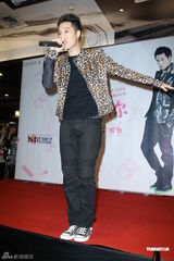 组图：周汤豪豹纹装现身签唱获师兄友情助阵